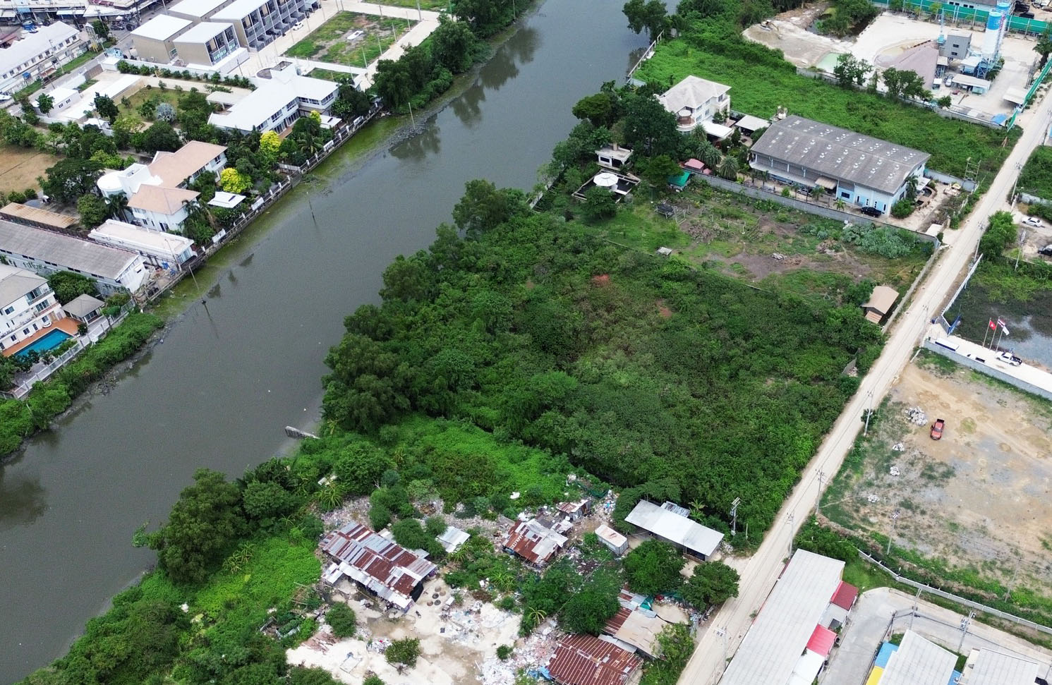 ที่ดินติดคลอง