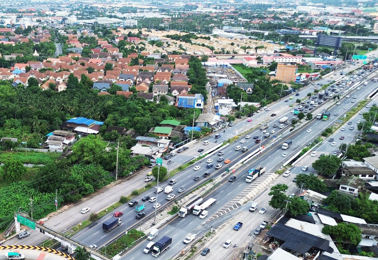 ที่ดินริมถนนใหญ่