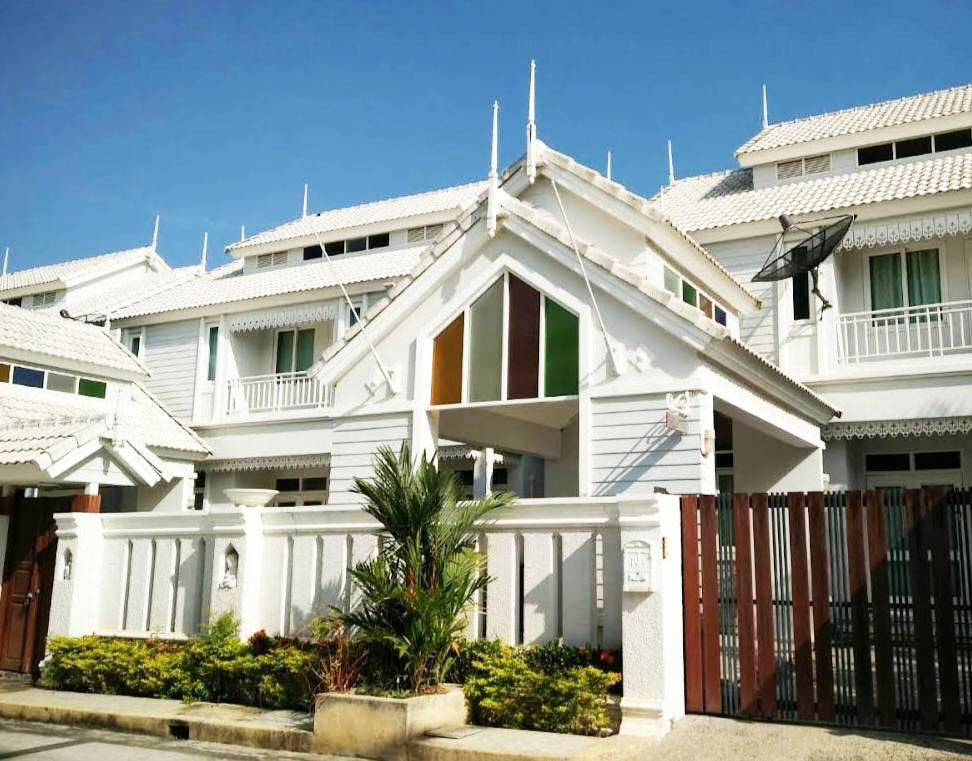 🏡 ขายบ้านพร้อมที่ดิน 50 ตร.ว. พร้อมเฟอร์นิเจอร์บิวอิน ในโครงการหมู่บ้าน "บ้านสวนวัลยา"  - Image 1